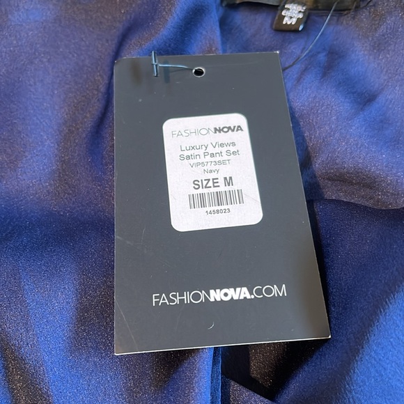 NWT Fashion Nova 'Luxury Views' navy blue tie front criss-cross crop top - Picture 9 of 9